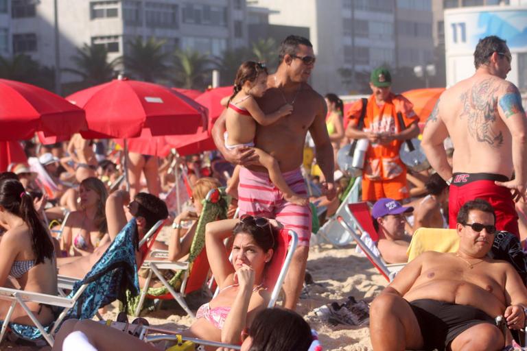 Vitor Belfort curte praia do Rio de Janeiro ao lado da família