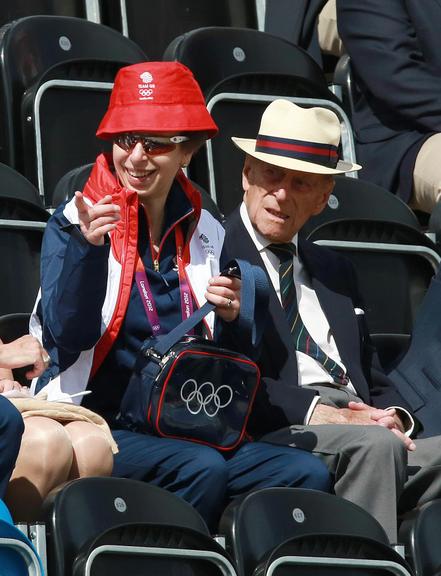 Princesa Anne e Príncipe Phillip acompanham Zara Phillips em prova de hipismo