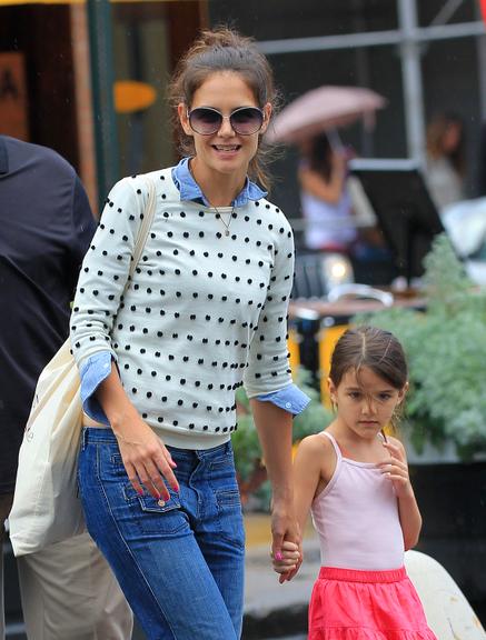 Katie Holmes e Suri Cruise passeiam e almoçam por Nova York, nos Estados Unidos