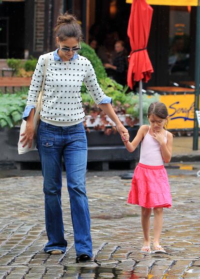 Katie Holmes e Suri Cruise passeiam e almoçam por Nova York, nos Estados Unidos