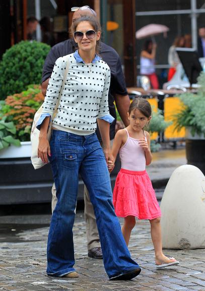 Katie Holmes e Suri Cruise passeiam e almoçam por Nova York, nos Estados Unidos