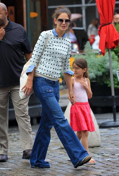 Katie Holmes e Suri Cruise passeiam e almoçam por Nova York, nos Estados Unidos