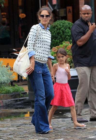 Katie Holmes e Suri Cruise passeiam e almoçam por Nova York, nos Estados Unidos