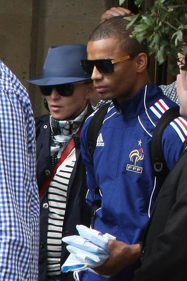 Madonna com o namorado Brahim Zaibat em Paris, França