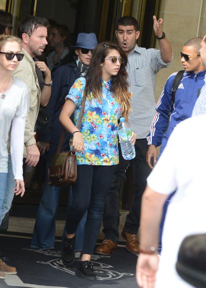 Madonna com o namorado Brahim Zaibat e sua filha Lourdes Maria deixando hotel em Paris, França