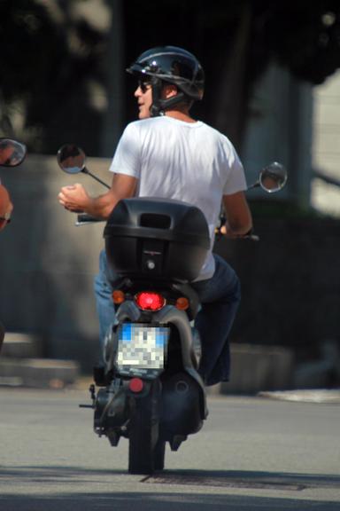 George Clooney passeia de scooter com amigos pela Itália