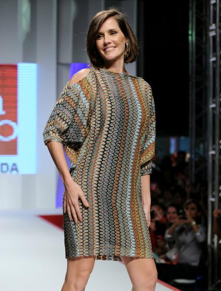 Deborah Secco brilha em desfile de moda