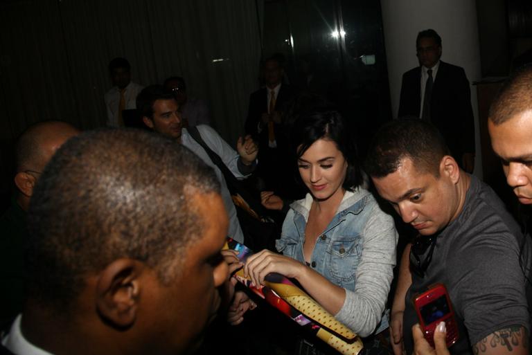 Katy Perry atende fãs na porta de hotel 