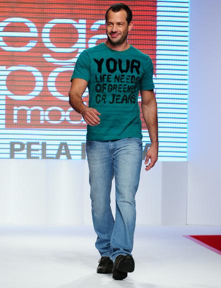 Malvino Salvador em desfile