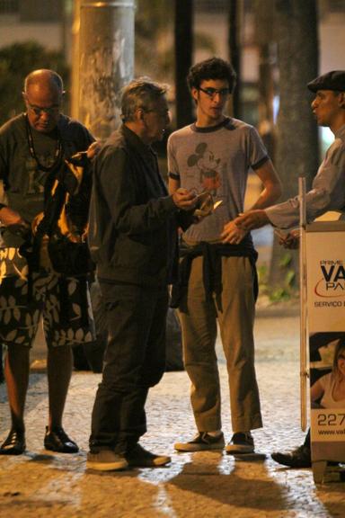 Caetano Veloso janta com o filho e um amigo no Rio