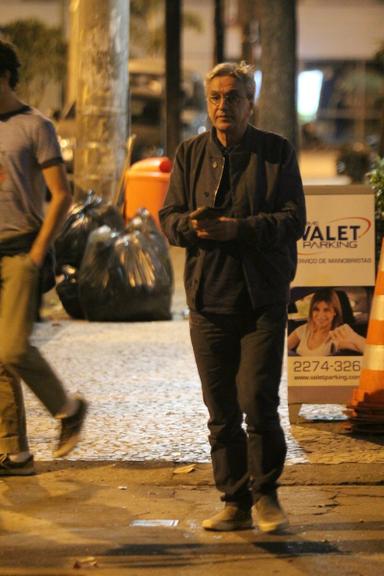 Caetano Veloso janta com o filho e um amigo no Rio