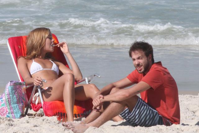 Sophie Charlotte grava cena de beijo na praia