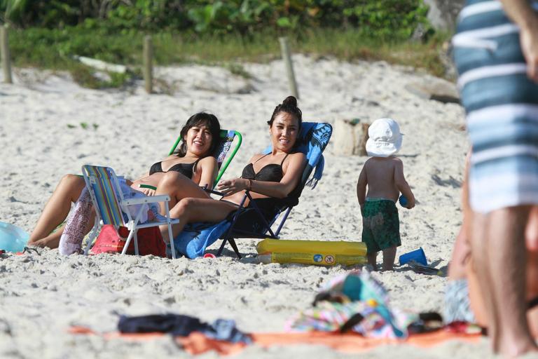 Daniele Suzuki curte dia de praia com o filho, Kauai