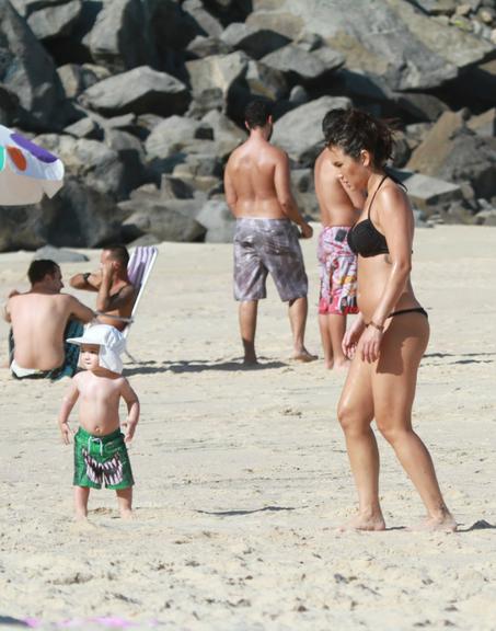 Daniele Suzuki curte dia de praia com o filho, Kauai