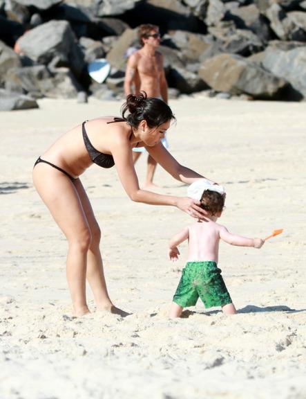 Daniele Suzuki curte dia de praia com o filho, Kauai