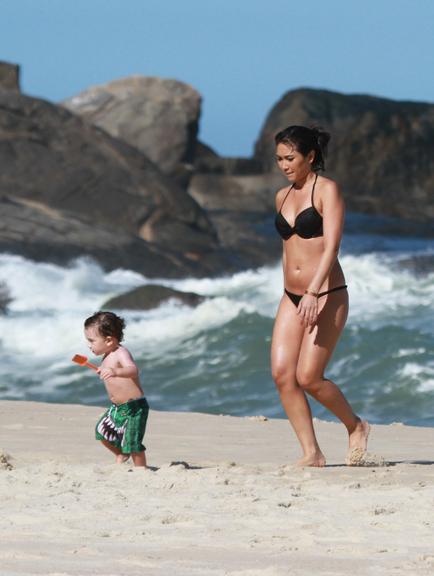 Daniele Suzuki curte dia de praia com o filho, Kauai