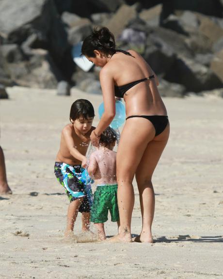 Daniele Suzuki curte dia de praia com o filho, Kauai