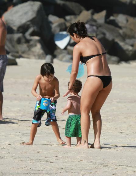 Daniele Suzuki curte dia de praia com o filho, Kauai