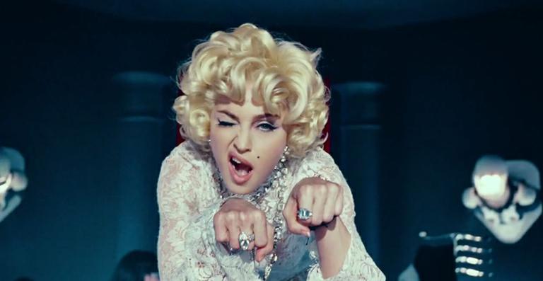 Madonna voltou a se inspirar em Marilyn Monroe no clipe 'Give Me All Your Luvin''