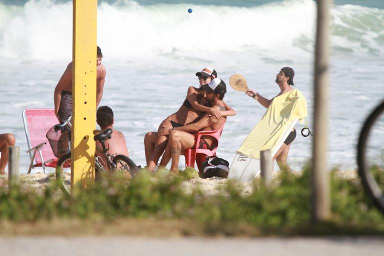 Paulinho Vilhena e Thaila Ayala curtem sol carioca pela praia do Recreio dos Bandeirantes, Rio de Janeiro