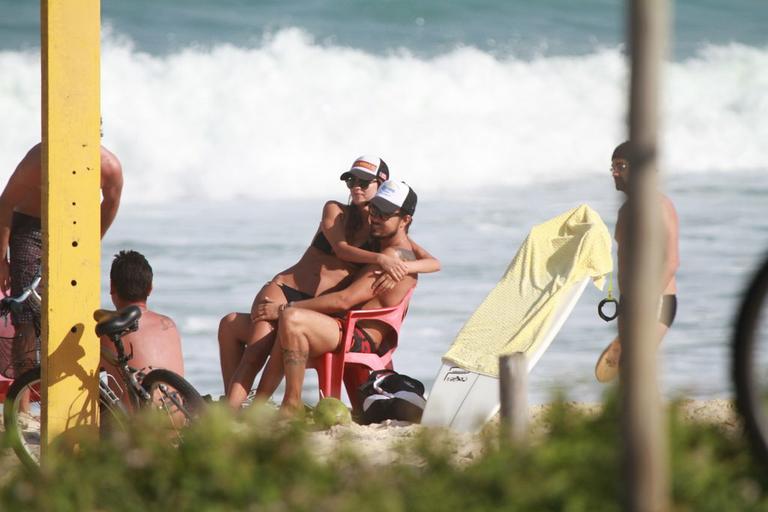 Paulinho Vilhena e Thaila Ayala curtem sol carioca pela praia do Recreio dos Bandeirantes, Rio de Janeiro