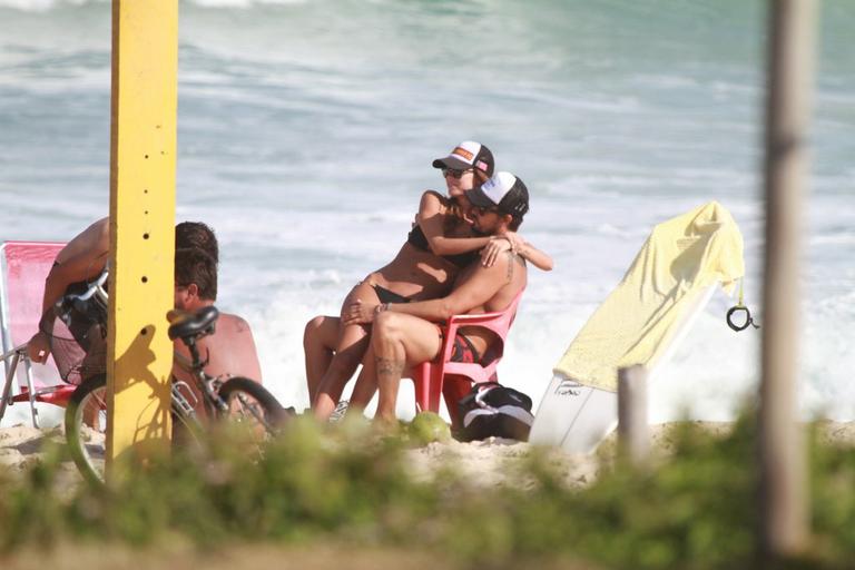 Paulinho Vilhena e Thaila Ayala curtem sol carioca pela praia do Recreio dos Bandeirantes, Rio de Janeiro