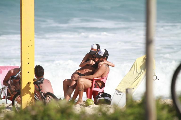 Paulinho Vilhena e Thaila Ayala curtem sol carioca pela praia do Recreio dos Bandeirantes, Rio de Janeiro