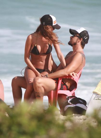 Paulinho Vilhena e Thaila Ayala curtem sol carioca pela praia do Recreio dos Bandeirantes, Rio de Janeiro