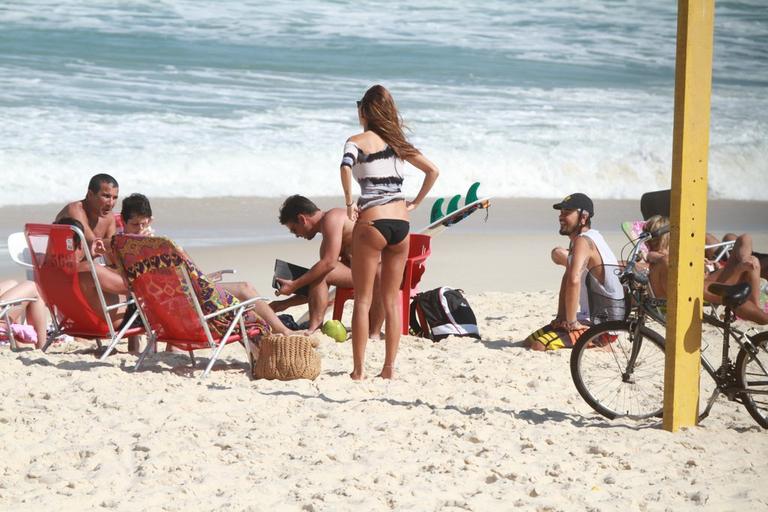 Paulinho Vilhena e Thaila Ayala curtem sol carioca pela praia do Recreio dos Bandeirantes, Rio de Janeiro