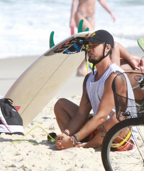 Paulinho Vilhena e Thaila Ayala curtem sol carioca pela praia do Recreio dos Bandeirantes, Rio de Janeiro