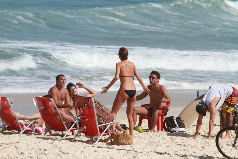 Paulinho Vilhena e Thaila Ayala curtem sol carioca pela praia do Recreio dos Bandeirantes, Rio de Janeiro