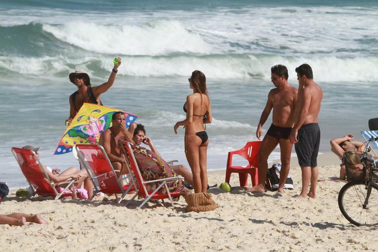 Paulinho Vilhena e Thaila Ayala curtem sol carioca pela praia do Recreio dos Bandeirantes, Rio de Janeiro