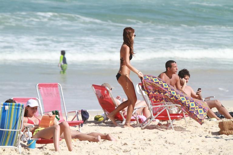 Paulinho Vilhena e Thaila Ayala curtem sol carioca pela praia do Recreio dos Bandeirantes, Rio de Janeiro