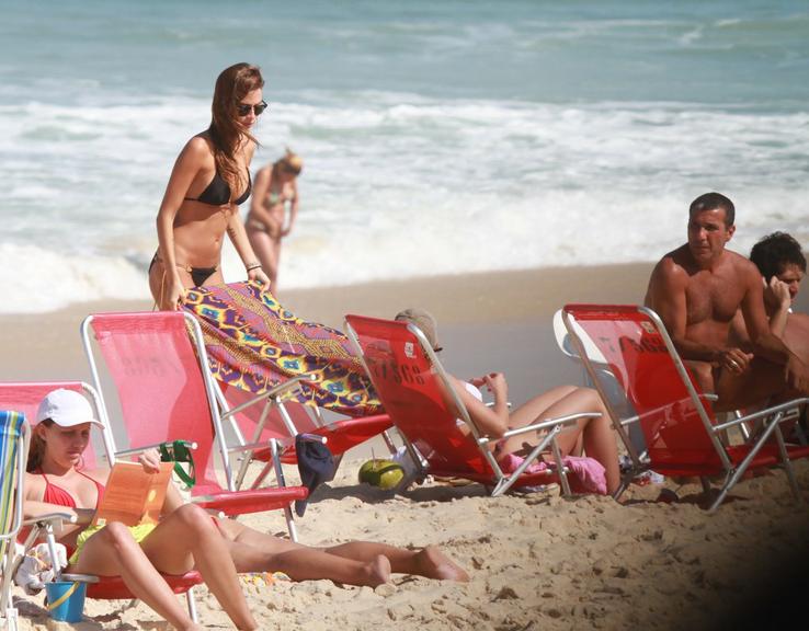 Paulinho Vilhena e Thaila Ayala curtem sol carioca pela praia do Recreio dos Bandeirantes, Rio de Janeiro