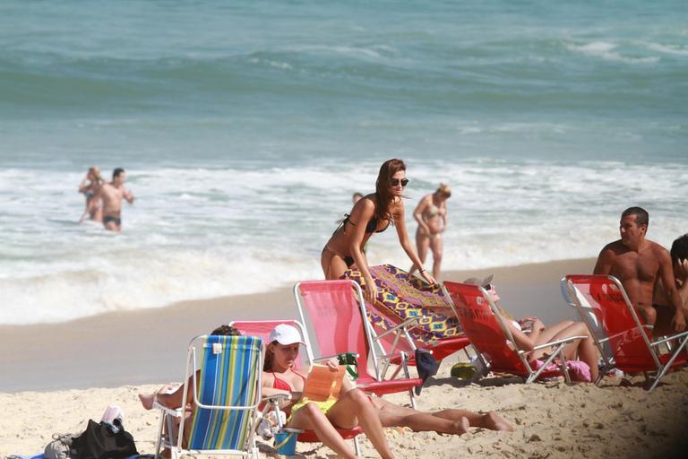 Paulinho Vilhena e Thaila Ayala curtem sol carioca pela praia do Recreio dos Bandeirantes, Rio de Janeiro