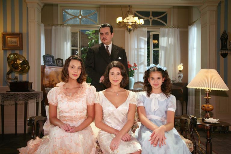 Bruna Marquezine foi Maria Augusta em Desejo Proibido (2007). Na foto com Cássio Gabus Mendes, Camila Rodrigues e Fernanda Paes Leme