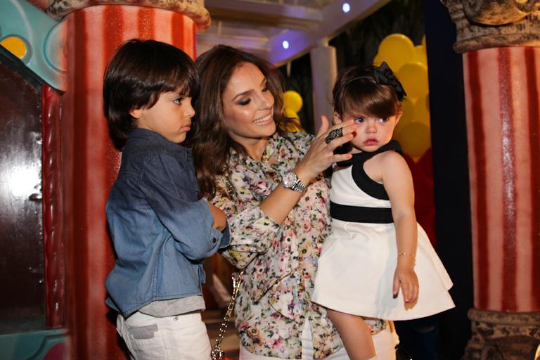 Caroline Celico com Luca e Isabella, seus filhos com o jogador Kaká