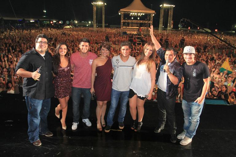 Comandados por André Marques e Geovanna Tominaga, Thiago Martins, Daniel Rocha, Bruno Gissoni e Ísis Valverde dançam no show do grupo Aviões do Forró