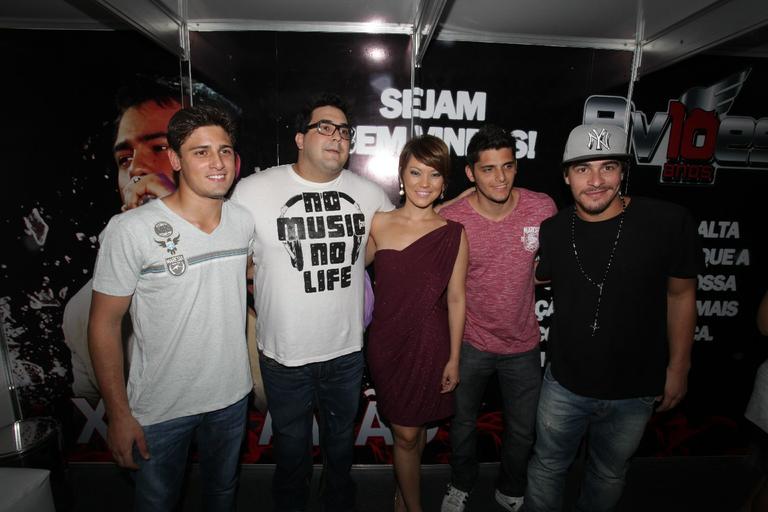 Daniel Rocha, André Marques, Giovanna Tominaga, Bruno Gissoni e Thiago Martins momentos antes do show do grupo Aviões do Forró