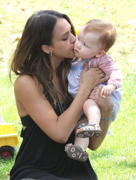 Jessica Alba mima a pequena Haven Garner em parque de Beverly Hills