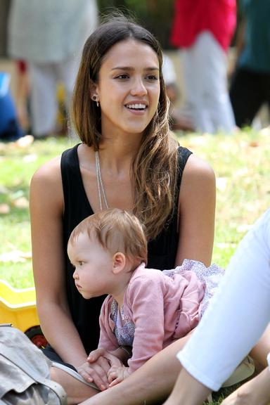 Jessica Alba mima a pequena Haven Garner em parque de Beverly Hills