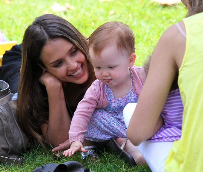 Jessica Alba mima a pequena Haven Garner em parque de Beverly Hills