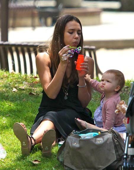 Jessica Alba mima a pequena Haven Garner em parque de Beverly Hills