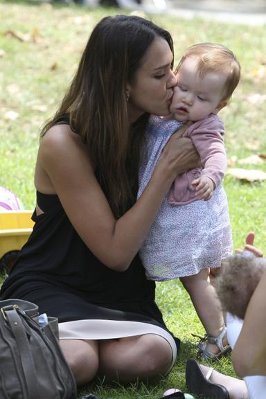 Jessica Alba mima a pequena Haven Garner em parque de Beverly Hills