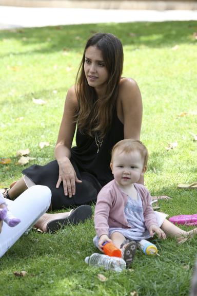 Jessica Alba mima a pequena Haven Garner em parque de Beverly Hills