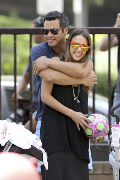 Jessica Alba mima a pequena Haven Garner em parque de Beverly Hills