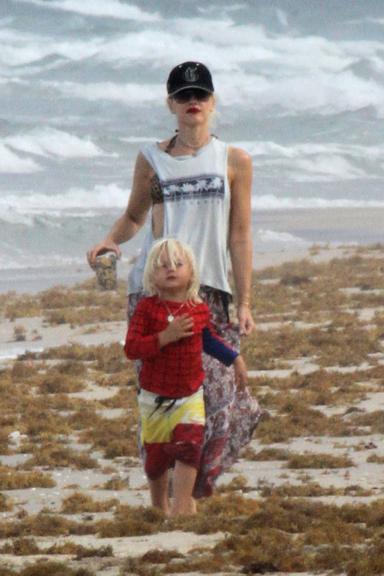 Gwen Stefani curte família em uma praia da Flórida, nos Estados Unidos