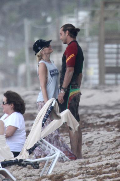 Gwen Stefani curte família em uma praia da Flórida, nos Estados Unidos