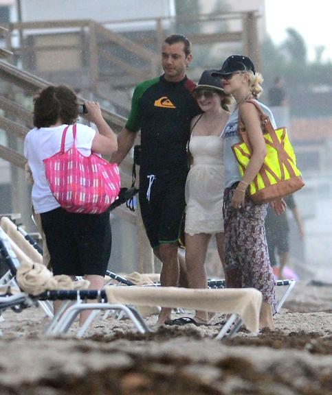 Gwen Stefani curte família em uma praia da Flórida, nos Estados Unidos