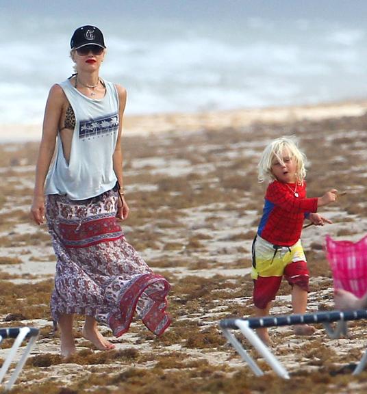 Gwen Stefani curte família em uma praia da Flórida, nos Estados Unidos